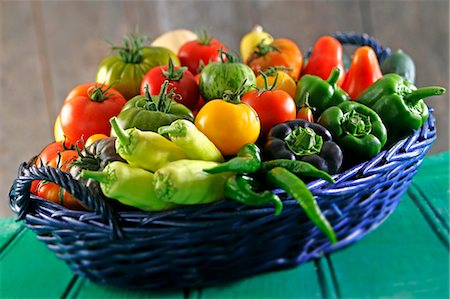 simsearch:659-08940397,k - Un panier garnie de tomates et poivrons Photographie de stock - Premium Libres de Droits, Code: 659-06151624