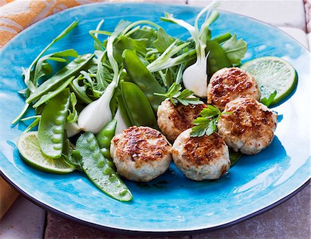 fried chicken plate - Mini chicken burgers with lime juice and salad Stock Photo - Premium Royalty-Free, Code: 659-06151639