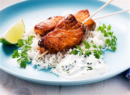 Salmon kebab with honey and lime on a bed of rice Foto de stock - Sin royalties Premium, Código: 659-06151630