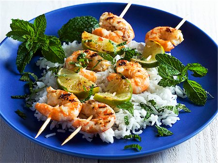 Brochettes de crevettes grillées avec riz et menthe poivrée Photographie de stock - Premium Libres de Droits, Code: 659-06151633
