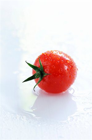 Une tomate cerise fraîchement lavée Photographie de stock - Premium Libres de Droits, Code: 659-06151656