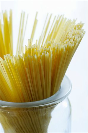 sin hacer - Spaghetti in a Glass Jar Foto de stock - Sin royalties Premium, Código: 659-06151669