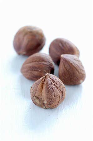 simsearch:659-06306948,k - Five hazelnuts Foto de stock - Sin royalties Premium, Código: 659-06151663