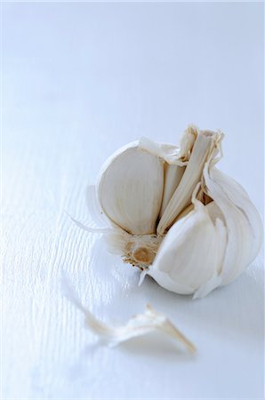 Garlic bulb, broken open Stock Photo - Premium Royalty-Free, Code: 659-06151678