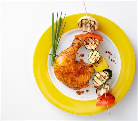 simsearch:659-07959159,k - Une cuisse de poulet avec une brochette de légume grillée Photographie de stock - Premium Libres de Droits, Code: 659-06151693