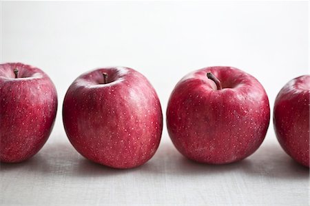 simsearch:659-06186831,k - Une rangée de pommes rouges Photographie de stock - Premium Libres de Droits, Code: 659-06151734