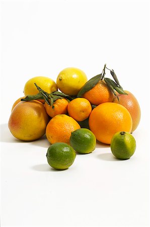 simsearch:659-08905227,k - Various citrus fruits against a white background Foto de stock - Sin royalties Premium, Código: 659-06151757