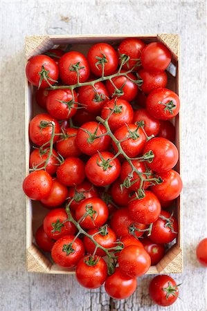 food box - Fresh vine tomatoes in a crate Stock Photo - Premium Royalty-Free, Code: 659-06151751