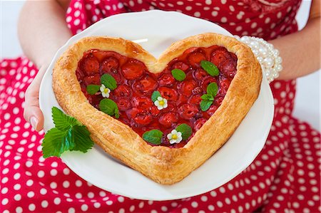 Heart-shaped strawberry puff pastry tart Stock Photo - Premium Royalty-Free, Code: 659-06151784