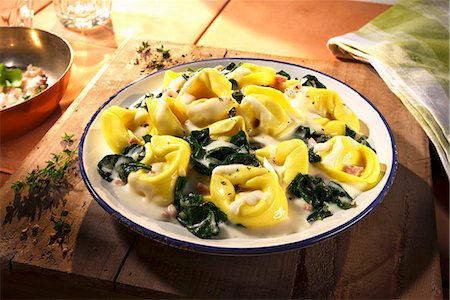 simsearch:659-06903215,k - Tortellinis aux épinards et sauce à la crème Photographie de stock - Premium Libres de Droits, Code: 659-06151781