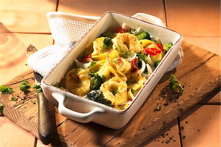 Tortellini bake with broccoli and tomatoes Foto de stock - Sin royalties Premium, Código: 659-06151782