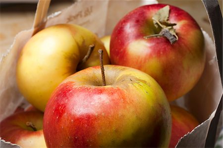 paper bag - A paper bag of Mitsu apples at the market in New Jersey (USA) Foto de stock - Sin royalties Premium, Código: 659-06151829