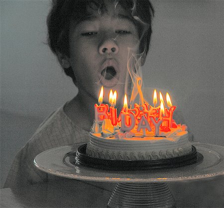 soplar velas - A boy with a birthday cake (alienated) Foto de stock - Sin royalties Premium, Código: 659-06151839