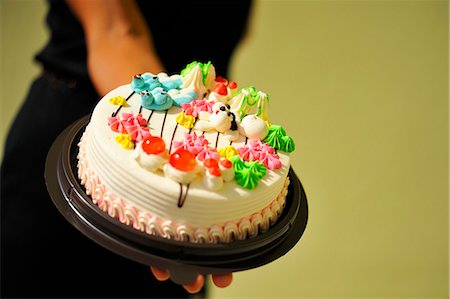 Une femme tenant un gâteau d'anniversaire Photographie de stock - Premium Libres de Droits, Code: 659-06151843