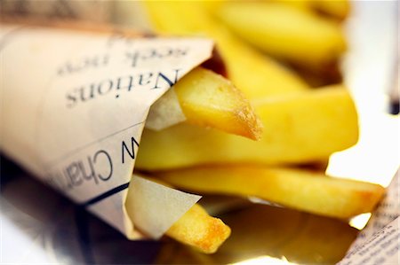 patatas fritas - Chips in newspaper Foto de stock - Sin royalties Premium, Código: 659-06151850