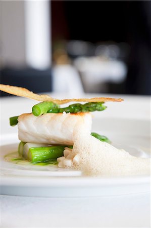 fish recipe - Sea bass with asparagus and crab foam Stock Photo - Premium Royalty-Free, Code: 659-06151876