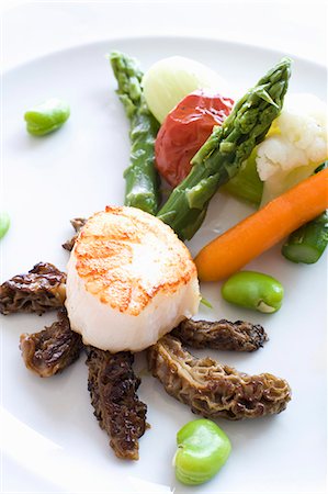 fungo morel - Grilled scallops with vegetables Fotografie stock - Premium Royalty-Free, Codice: 659-06151872