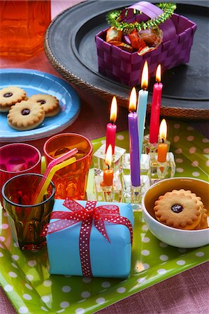 Birthday cakes, candles and jam biscuits Stock Photo - Premium Royalty-Free, Code: 659-06151914