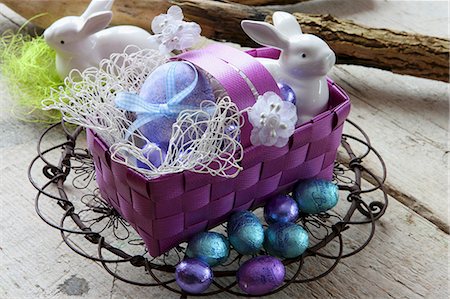 A basket of Easter eggs, porcelain rabbits and chocolate eggs Stock Photo - Premium Royalty-Free, Code: 659-06151913