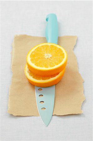 rebanar - Two orange slices on a knife Foto de stock - Sin royalties Premium, Código: 659-06151929