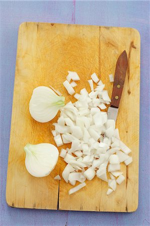 picado de verduras - Onions, halved and chopped Foto de stock - Sin royalties Premium, Código: 659-06151923