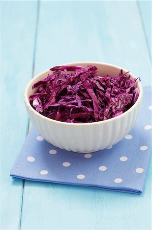 repollo - A bowl of chopped red cabbage Foto de stock - Sin royalties Premium, Código: 659-06151936