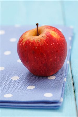 simsearch:659-06155323,k - An organic apple (Cultivar: Cortland) Foto de stock - Sin royalties Premium, Código: 659-06151938