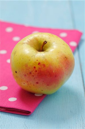 simsearch:659-06307305,k - A yellow organic apple (Cultivar: Boiken) Stock Photo - Premium Royalty-Free, Code: 659-06151939