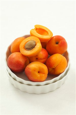 Un bol d'abricots Photographie de stock - Premium Libres de Droits, Code: 659-06151932