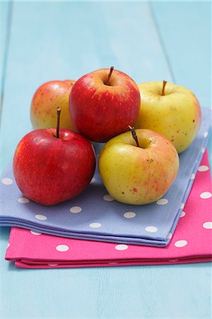 simsearch:659-08513133,k - Organic apples (Cultivars: Cortland and Boiken) Stock Photo - Premium Royalty-Free, Code: 659-06151940