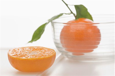 simsearch:659-06184126,k - A mandarin slice and a whole mandarin Stock Photo - Premium Royalty-Free, Code: 659-06151953