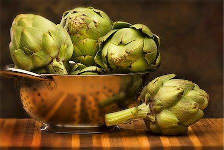 Fresh Artichokes in a Colander Foto de stock - Sin royalties Premium, Código: 659-06151989