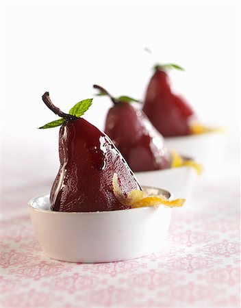 Poached Pears with Candies Orange Peels in White Bowls Foto de stock - Sin royalties Premium, Código: 659-06151995