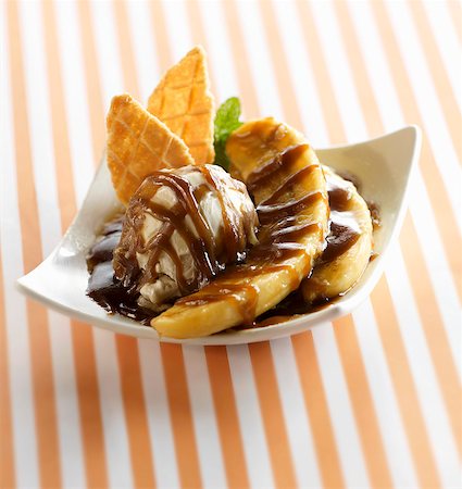 Banana Foster with Vanilla Ice Cream, Wafer Cookies and Caramel Sauce Stock Photo - Premium Royalty-Free, Code: 659-06151990