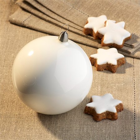 Cannelle stars et blanc d'une boule de Noël Photographie de stock - Premium Libres de Droits, Code: 659-06152008