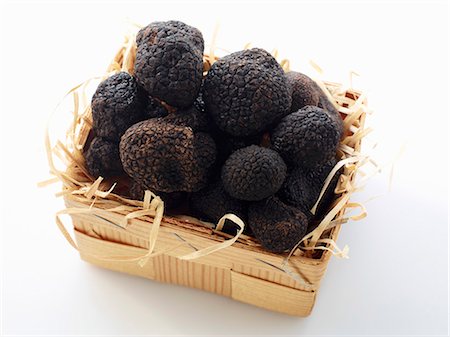 delicatessen - Black truffles in a wooden basket Foto de stock - Sin royalties Premium, Código: 659-06152014