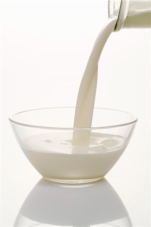 sahne - Cream being poured into a glass bowl Foto de stock - Sin royalties Premium, Código: 659-06152045