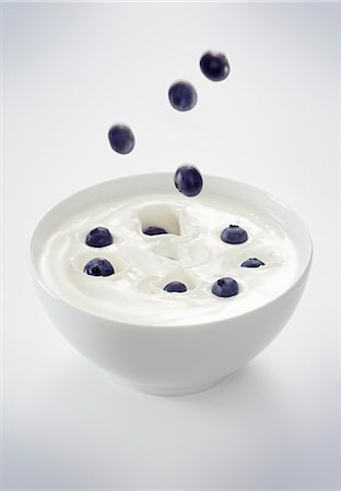 Blueberries falling into a bowl of yogurt Foto de stock - Sin royalties Premium, Código: 659-06152059
