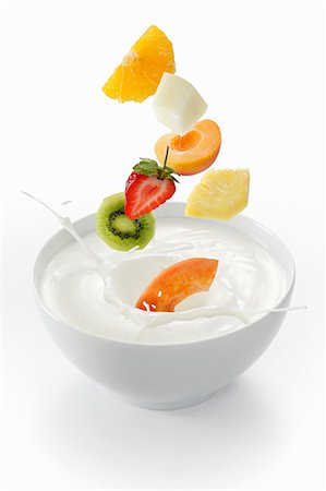 simsearch:659-06186952,k - Fresh fruit falling into a bowl of yogurt Foto de stock - Sin royalties Premium, Código: 659-06152065