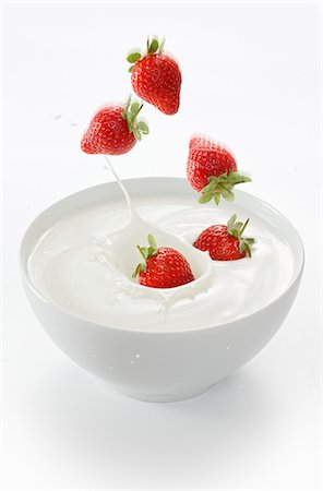 simsearch:659-03537241,k - Strawberries falling into a bowl of yogurt Foto de stock - Royalty Free Premium, Número: 659-06152061