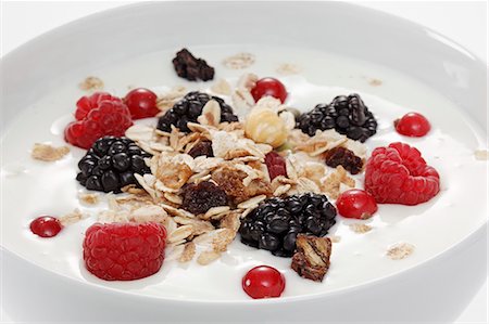 simsearch:659-07599056,k - Muesli with berries and yoghurt Foto de stock - Sin royalties Premium, Código: 659-06152074