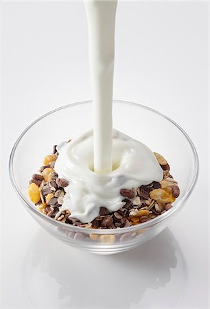 Yogurt being poured over muesli Foto de stock - Sin royalties Premium, Código: 659-06152070