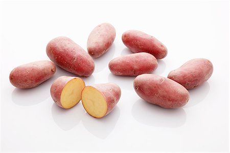 simsearch:659-03526065,k - Roseval pommes de terre, entières ou coupées en deux Photographie de stock - Premium Libres de Droits, Code: 659-06152083