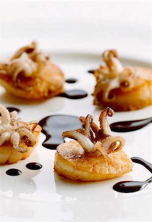 Fried scallops with calamari and balsamic vinegar Foto de stock - Sin royalties Premium, Código: 659-06152115