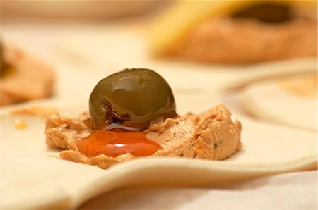 simsearch:659-06495132,k - Pâte feuilletée fraîche avec propagation et une olive Photographie de stock - Premium Libres de Droits, Code: 659-06152144
