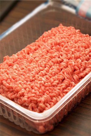 simsearch:659-06372589,k - Fresh mince in plastic container Fotografie stock - Premium Royalty-Free, Codice: 659-06152150