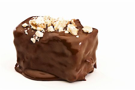 simsearch:659-06188292,k - Dark Chocolate Covered Brownie with Nuts; White Background Foto de stock - Sin royalties Premium, Código: 659-06152162