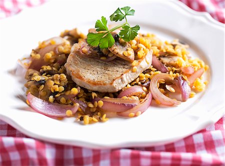 Côtelette de porc aux lentilles et oignons rouges Photographie de stock - Premium Libres de Droits, Code: 659-06152186