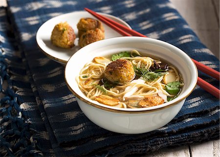 Noodle soup with crab dumplings and chicken Foto de stock - Sin royalties Premium, Código: 659-06152183