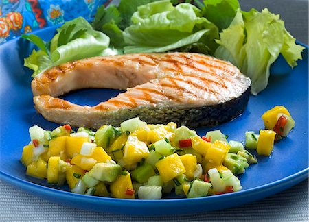 simsearch:659-07069582,k - Grilled salmon steak with a mango and avocado salsa Foto de stock - Sin royalties Premium, Código: 659-06152201